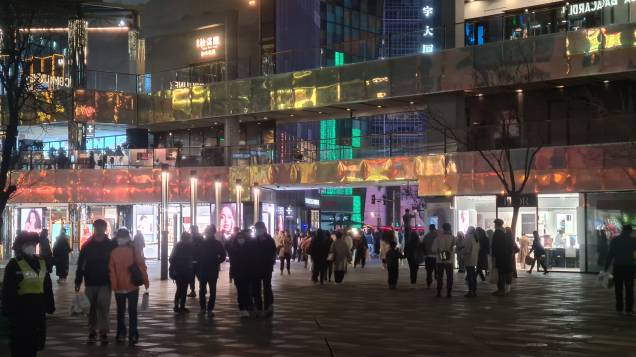 IMPULSO - Shopping em Pequim: promover o crescimento com base no consumo é desafio para uma China endividada e com população receosa quanto ao futuro IMPULSO - Shopping em Pequim: promover o crescimento com base no consumo é desafio para uma China endividada e com população receosa quanto ao futuro