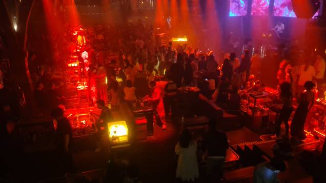 AGITO - Danceteria 13, em Pequim: jovens dançam ao som de músicas ocidentais, uma ameaça aos valores revolucionários, segundo o presidente Xi Jinping AGITO - Danceteria 13, em Pequim: jovens dançam ao som de músicas ocidentais, uma ameaça aos valores revolucionários, segundo o presidente Xi Jinping