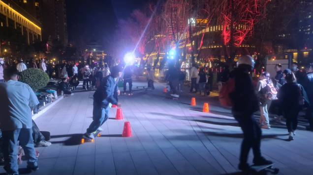 NOVO BALANÇO - Skatista desliza pelas calçadas do Parque Chaoyang, em Pequim: esporte e cultura do RAP fazem a cabeça dos jovens NOVO BALANÇO - Skatista desliza pelas calçadas do Parque Chaoyang, em Pequim: esporte e cultura do RAP fazem a cabeça dos jovens