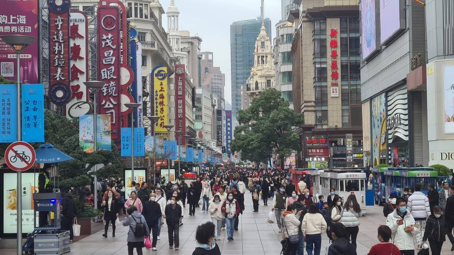 VIRADA DE CHAVE - Multidão lota Rua Nanjing , em Xangai: 1,4 bilhão de chineses  tiveram de ir do “Covid Zero” para o “velho normal”