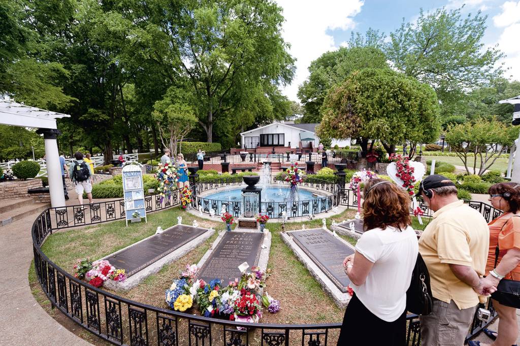ELVIS-PRESLEY-MEMPHIS-EUA-2012-28.jpg MANSÃO - A eterna vigília em Graceland: avaliada em 400 milhões de dólares