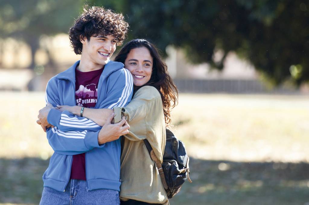FILME-EDUARDO-E-MONICA-02.jpg MÚSICA - Ao lado de Alice Braga, em Eduardo e Mônica: romance inspirado em Renato Russo foi hit nos cinemas