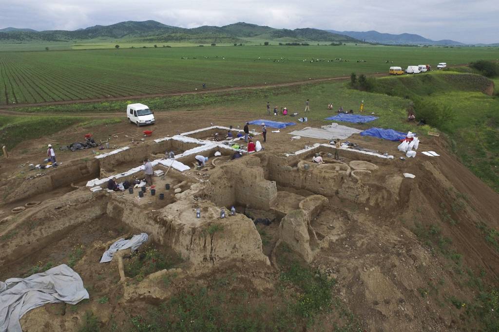 GEORGIA—SUPOSTAS-PRIMEIRAS-VINICOLAS—ESCAVACOES-a.jpg ORIGENS - Escavações no Cáucaso: evidências mais longevas têm 8 000 anos