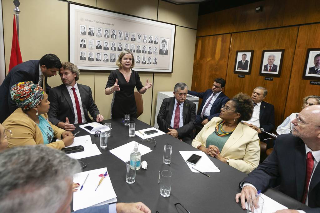 GLEISI-HOFFMANN-BANCADA-PT-REUNIÃO-2023-2.jpg ESTRATÉGIA - Reunião do PT: interesse total em ter Bolsonaro como adversário