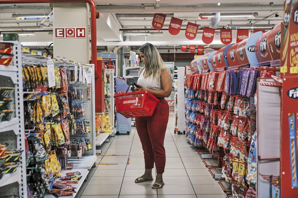 GettyImages-1246475059.jpg APERTO - Loja das Americanas: redução no crédito e aumento no endividamento