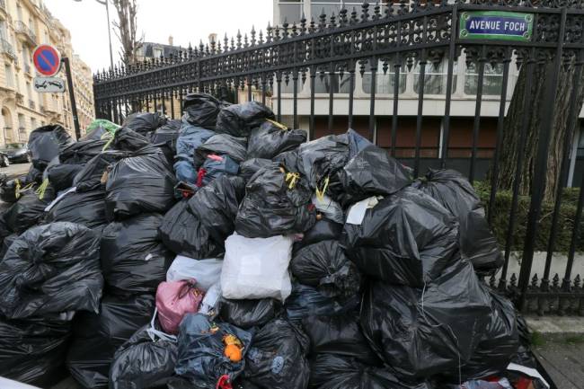 Paris Garbage Collectors’ Strike Nas ruas de Paris o lixo continua a se acumular desde o início da greve dos coletores -
