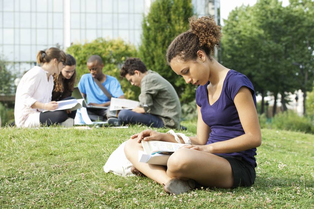 GettyImages-143385574—alta.jpg PÚBLICO-ALVO - Jovens leitores: livros filtrados para “protegê-los” de incômodos
