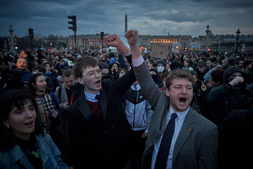 Manifestantes se reúnem na Place de la Concorde, em Paris; polícia proibiu reuniões no local -