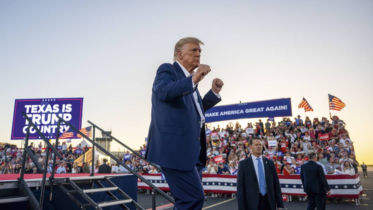 “SOU INOCENTE” - Trump faz comício no Texas: contra o globalismo e o promotor Bragg, “um psicopata depravado”