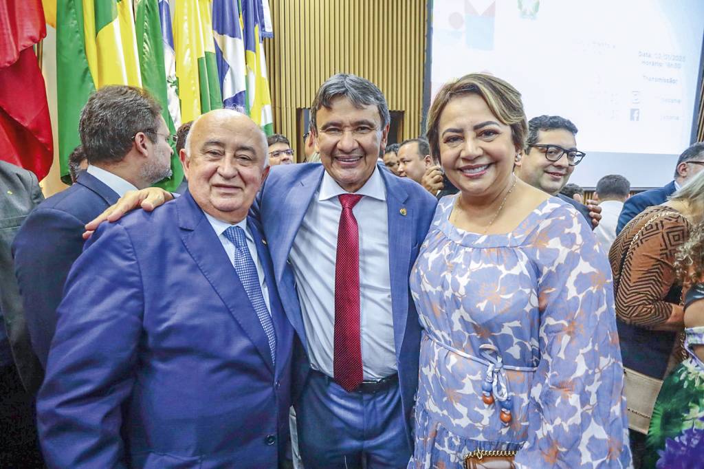 JUSSARA-LIMA-e-WELLINGTON-DIAS-2023-1-a.jpg PODER - Júlio César e a senadora Jussara, com Wellington Dias: família influente
