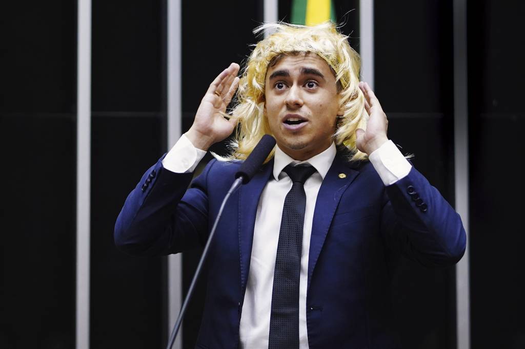 NIKOLAS-FERREIRA-PERUCA-CAMARA-DEPUTADOS-2023-01.jpg EXAGERO - Discurso no Dia da Mulher: performance de mau gosto e acusação de transfobia