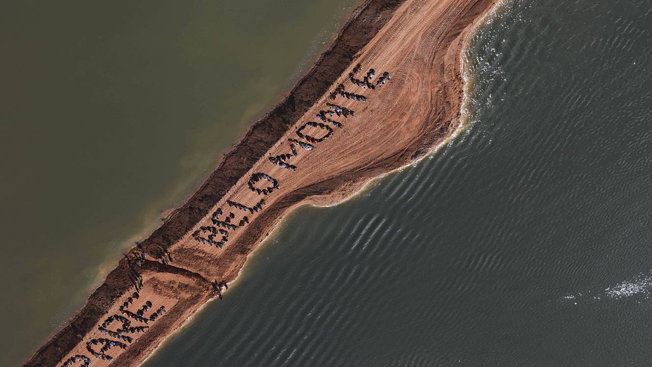 NO ALVO: Mensagem no Rio Xingu: polêmicas marcaram o projeto