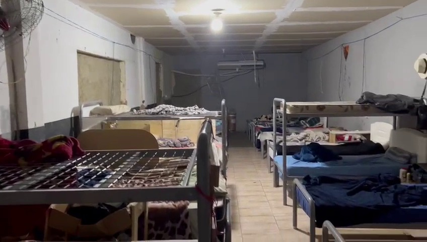 PF encontra 19 trabalhadores de origem paraguaia em fábrica de cigarros falsificados em Duque de Caxias (RJ).