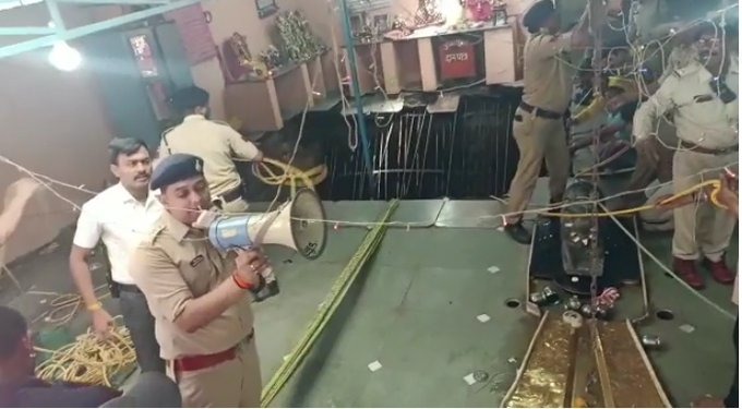 Vídeo: Piso de templo desaba e deixa ao menos 12 mortos na Índia