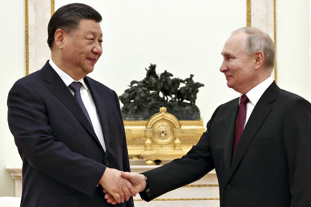 XI-JINPING-PUTIN-RUSSIA-2023-01.jpg QUEM MANDA - Xi Jinping com Putin, no Kremlin: rapapés, jantar de gala e acordos