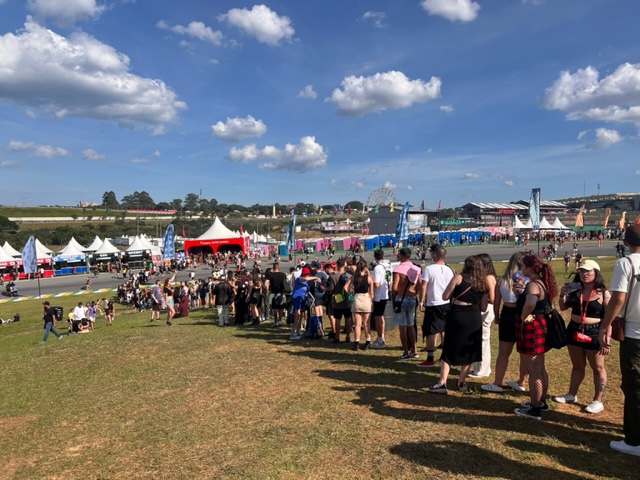image1 Público enfrenta longas filas para pegar água grátis distribuída pelo festival