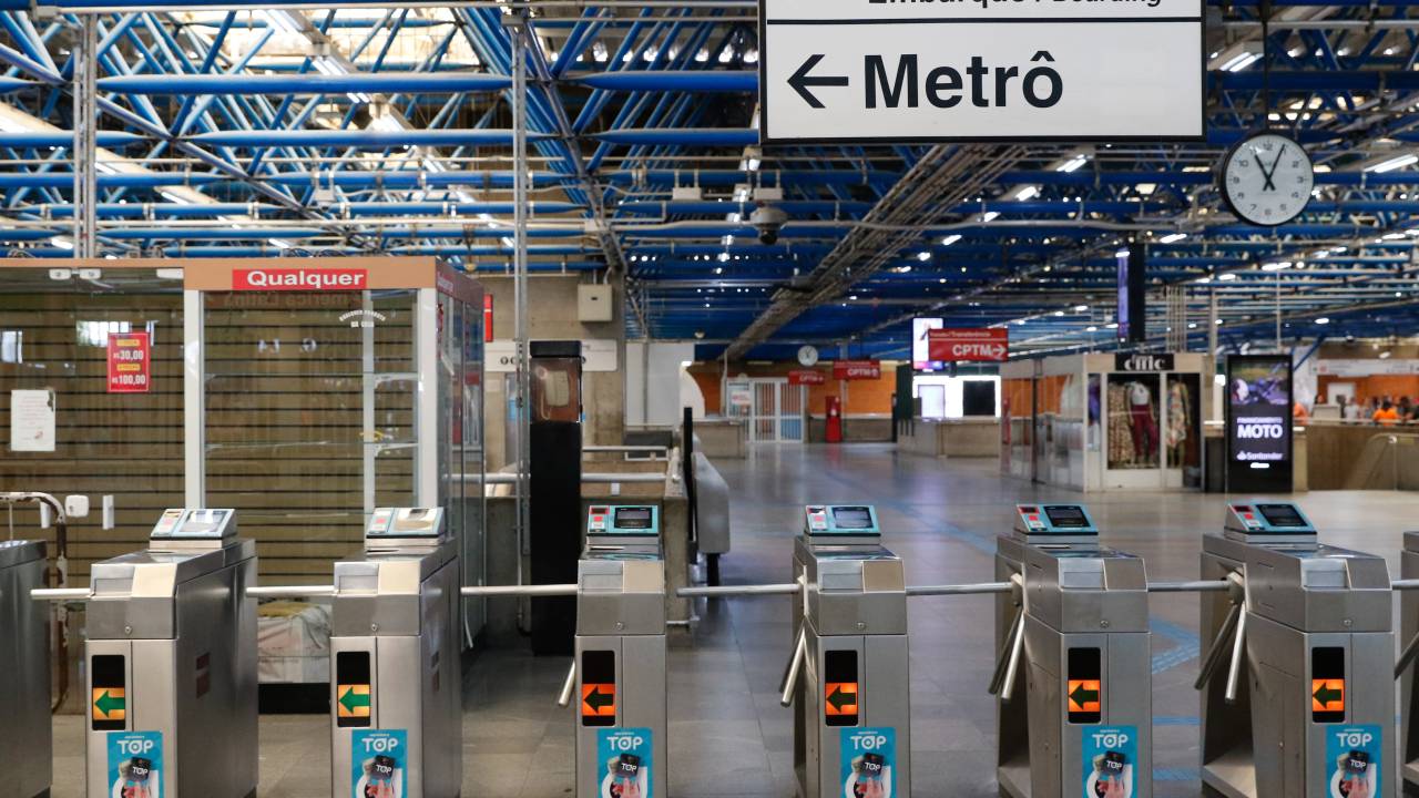 Estação Barra Funda do Metrô vazia durante a greve na quinta-feira