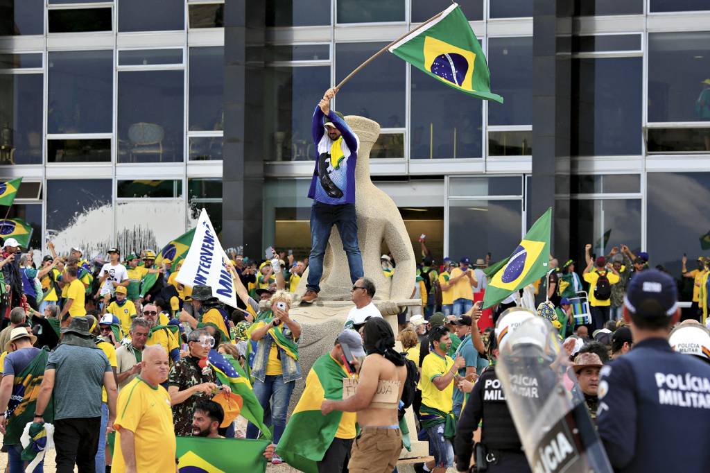 Rosa Weber e Moraes visitam golpistas presos na Papuda