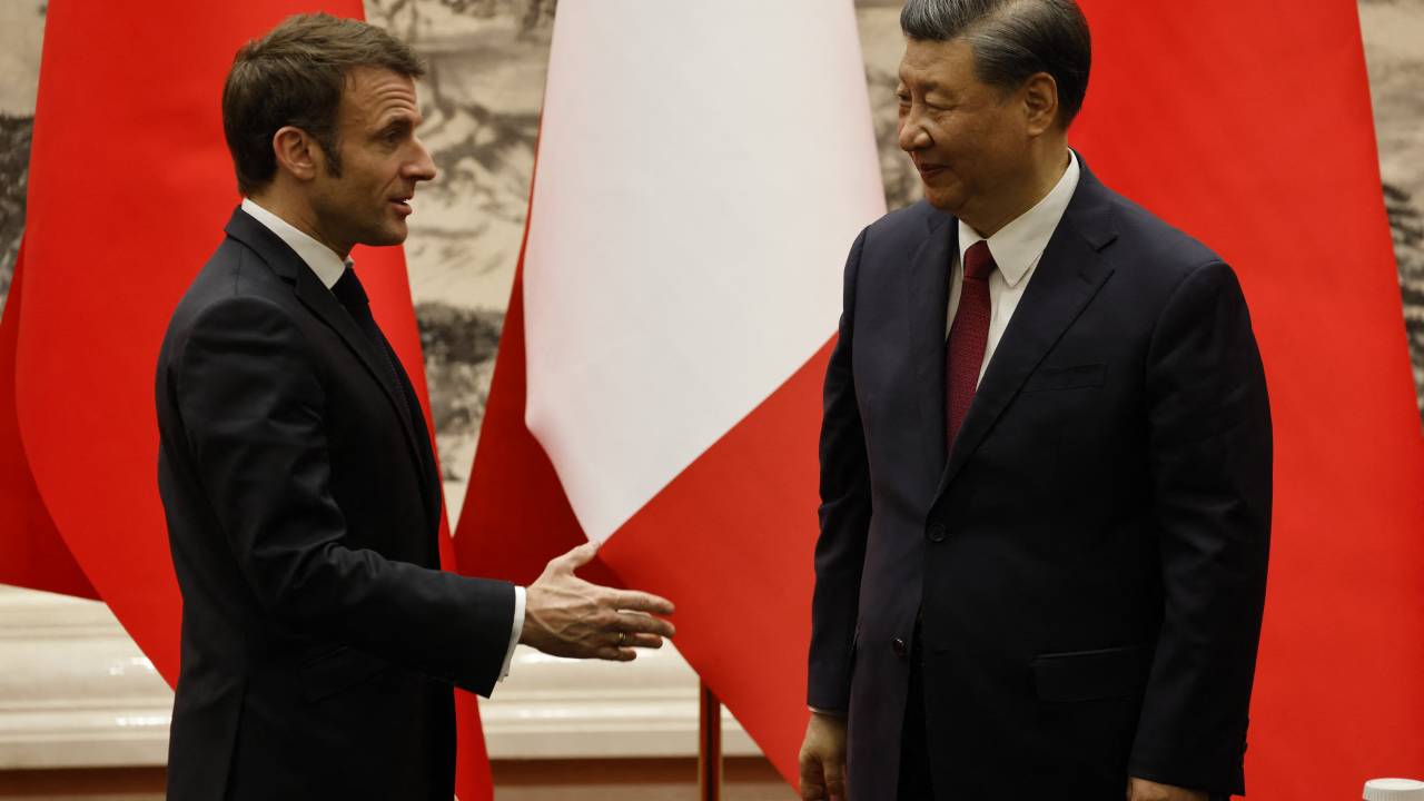 Chinas President Xi Jinping (R) shakes hands with his French counterpart Emmanuel Macron during a joint press conference in Beijing on April 6, 2023. (Photo by LUDOVIC MARIN / AFP)