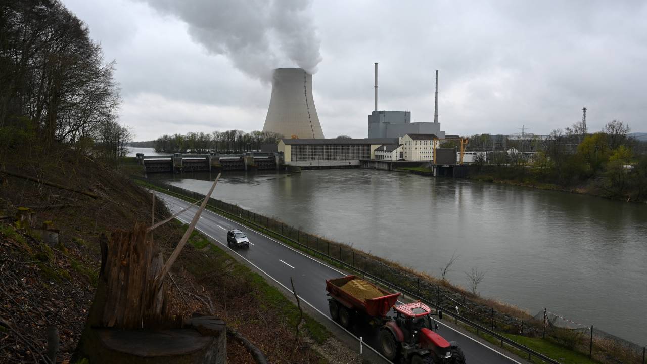 A photo taken on April 14, 2023 shows the nuclear power plant Isar in Essenbach near Landshut, southern Germany. - Germany will shut down its three remaining nuclear plants on April 15, betting that it can fulfil its green ambitions without atomic power despite the energy crisis caused by the Ukraine war. (Photo by Christof STACHE / AFP)