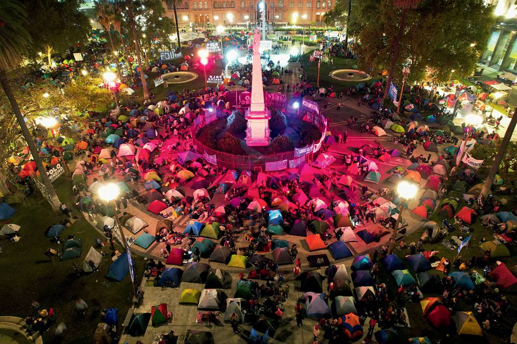 ARGENTINA-POLITICS-ECONOMY-INFLATION-DEMONSTRATION PROTESTO - Acampamento em frente à Casa Rosada: pressão contra a inflação de mais de 100%