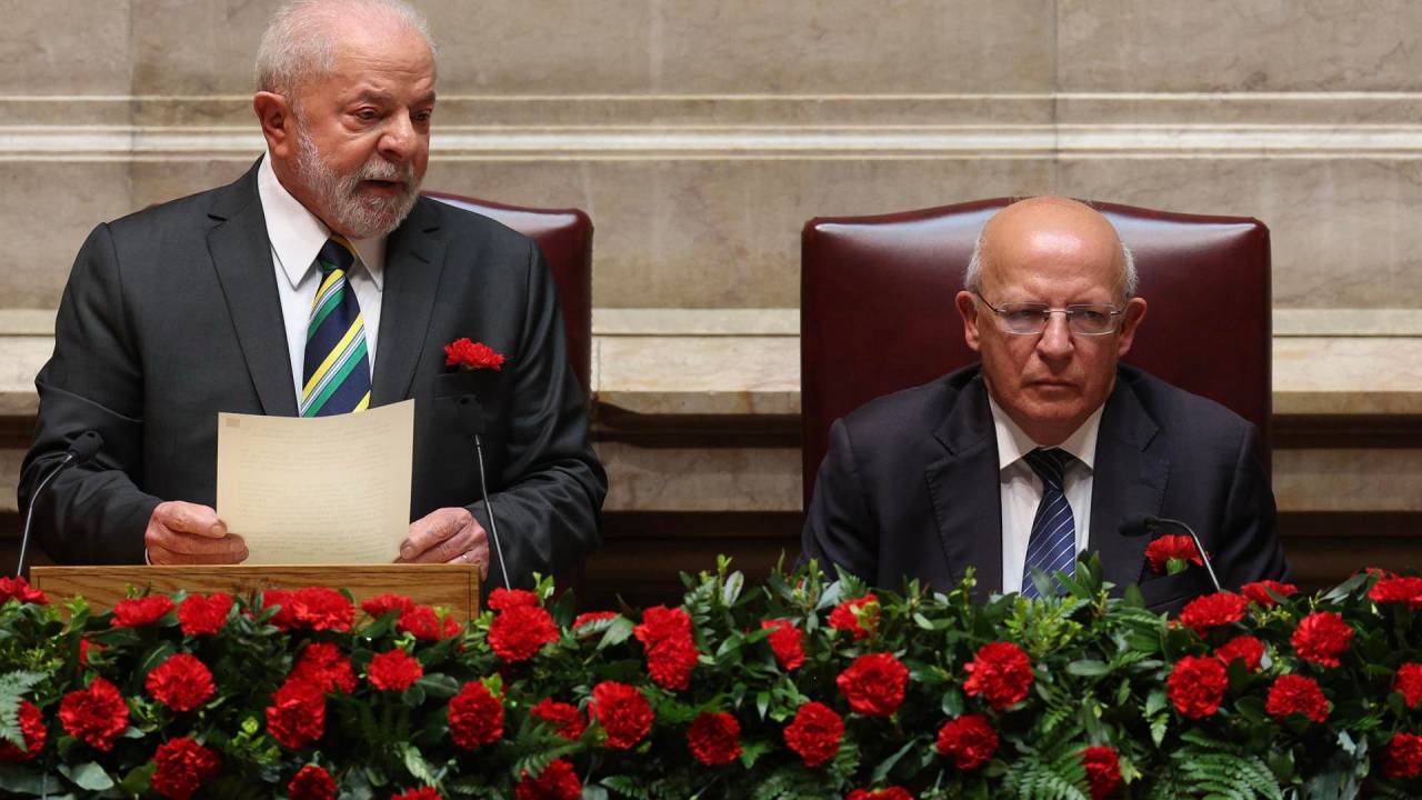O presidente Lula discursa ao lado o presidente do Parlamento português, Augusto Santos Silva