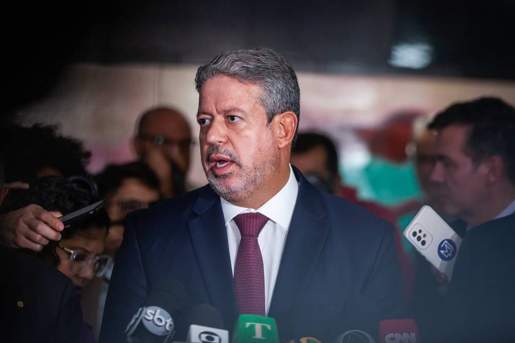 Arthur Lira critica prisão de Bolsonaro: ‘não se justifica’