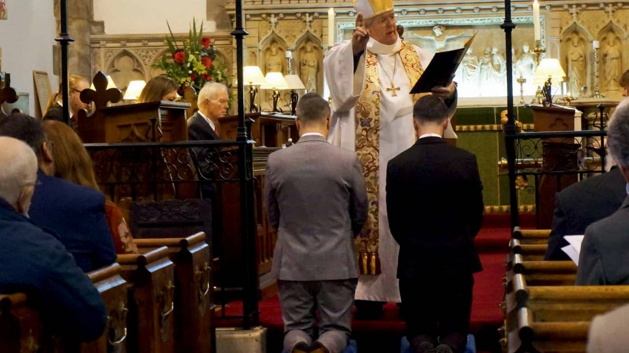 EM NOME DO PAI - Bispo abençoa casal gay na Inglaterra: interpretação livre da Bíblia permitiu mudança mais liberal