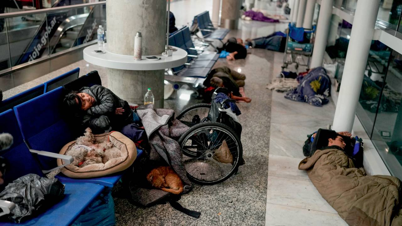 NA MISÉRIA - Aeroparque: o aeroporto de Buenos Aires virou abrigo de moradores de rua
