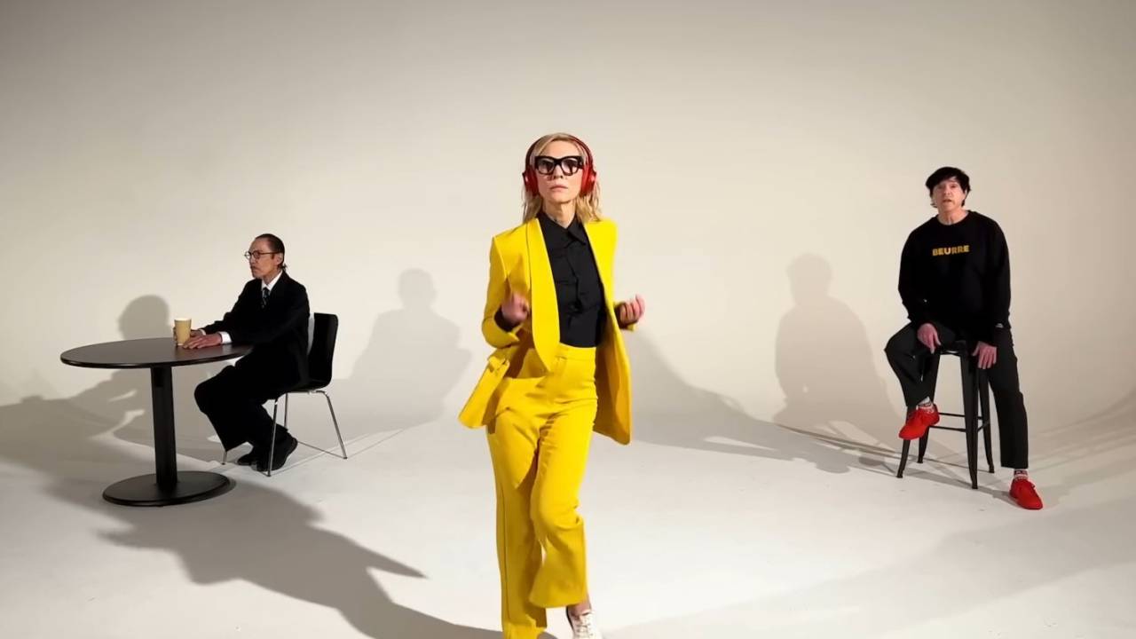 Cate Blanchett no clipe de 'The Girl Is Crying In Her Latte', do duo Sparks