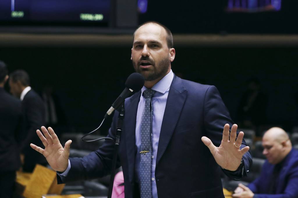 Eduardo Bolsonaro volta a atacar Justiça Eleitoral e pede ‘ajuda’ dos EUA