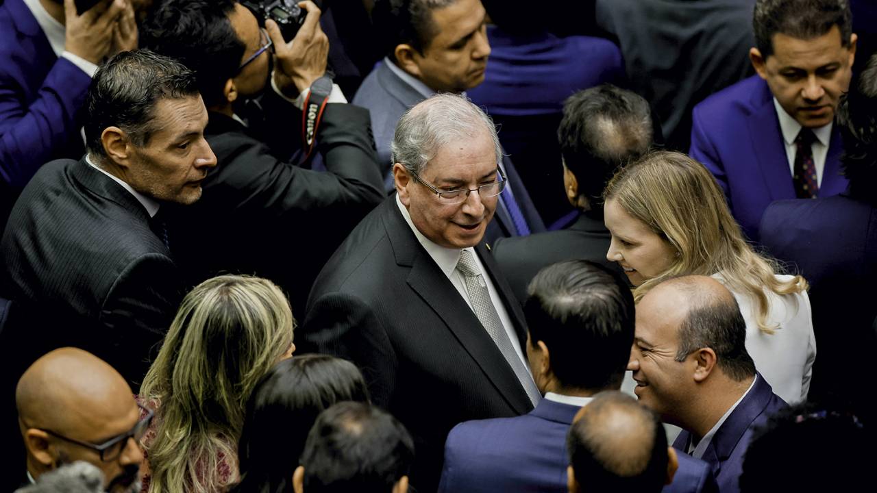 HERANÇA - Cunha no dia da posse da filha Danielle (à dir.): mandato indireto garante trânsito nos corredores de Brasília