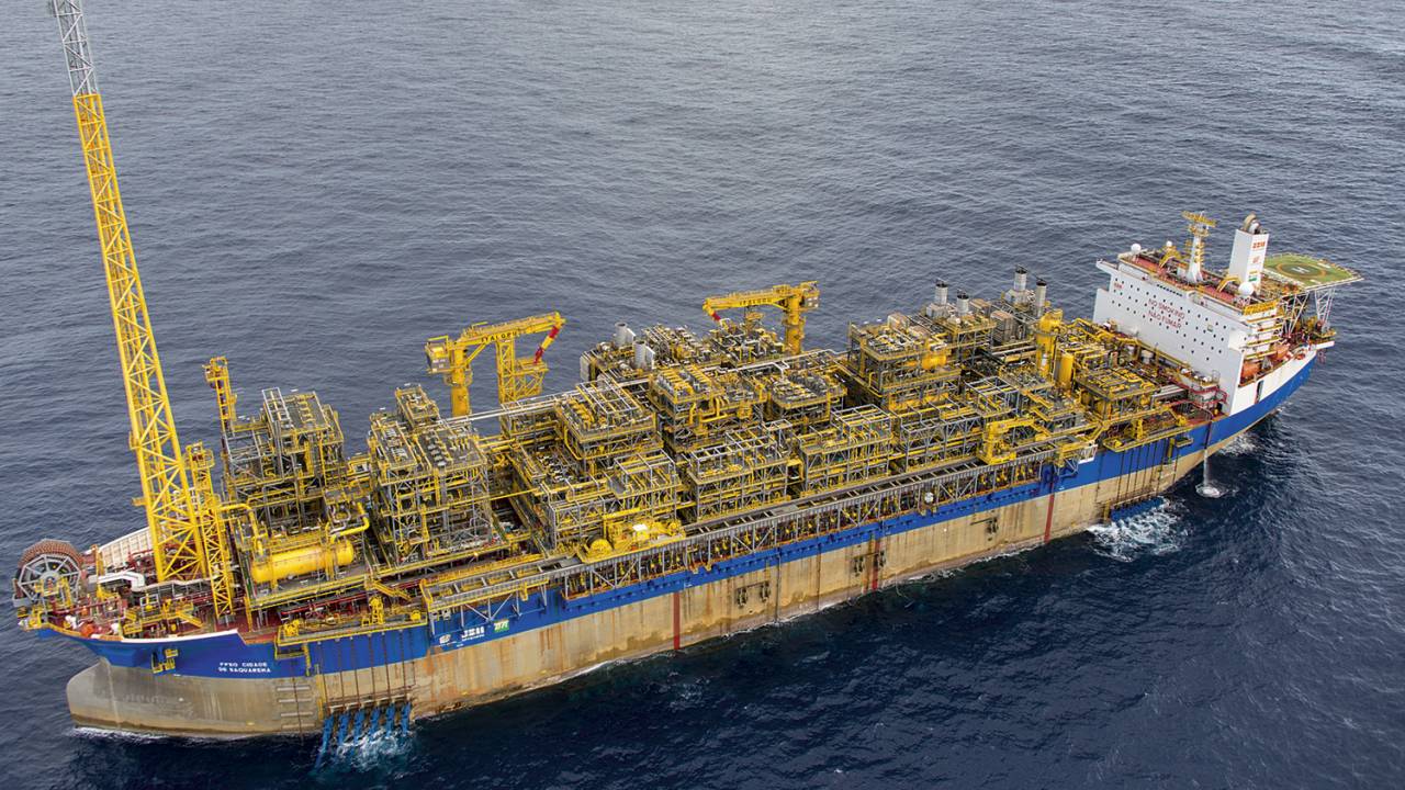 A ORIGEM - Navio da Petrobras: novos poços do pré-sal beneficiaram a cidade