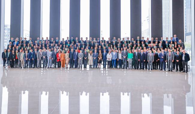 O líder do MST, João Pedro Stédile, o primeiro à direita na primeira fileira, após a cerimônia de posse de Dilma Rousseff como presidente do banco dos Brics O líder do MST, João Pedro Stédile, o primeiro à direita na primeira fileira, após a cerimônia de posse de Dilma Rousseff como presidente do banco dos Brics