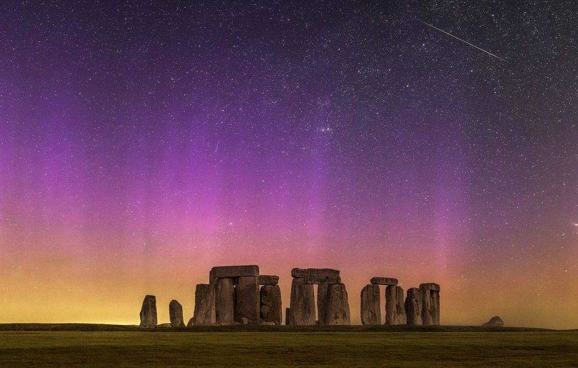 Aurora boreal sobre Stonehenge, no Reino Unido, na madrugada do dia 24 de abril -