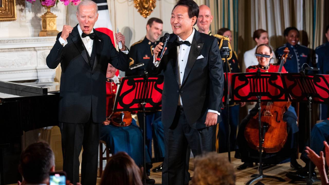 O presidente dos Estados Unidos, Joe Biden (esq.), comemora enquanto o presidente da Coreia do Sul, Yoon Suk Yeol, canta na Casa Branca. 27/01/2023 -