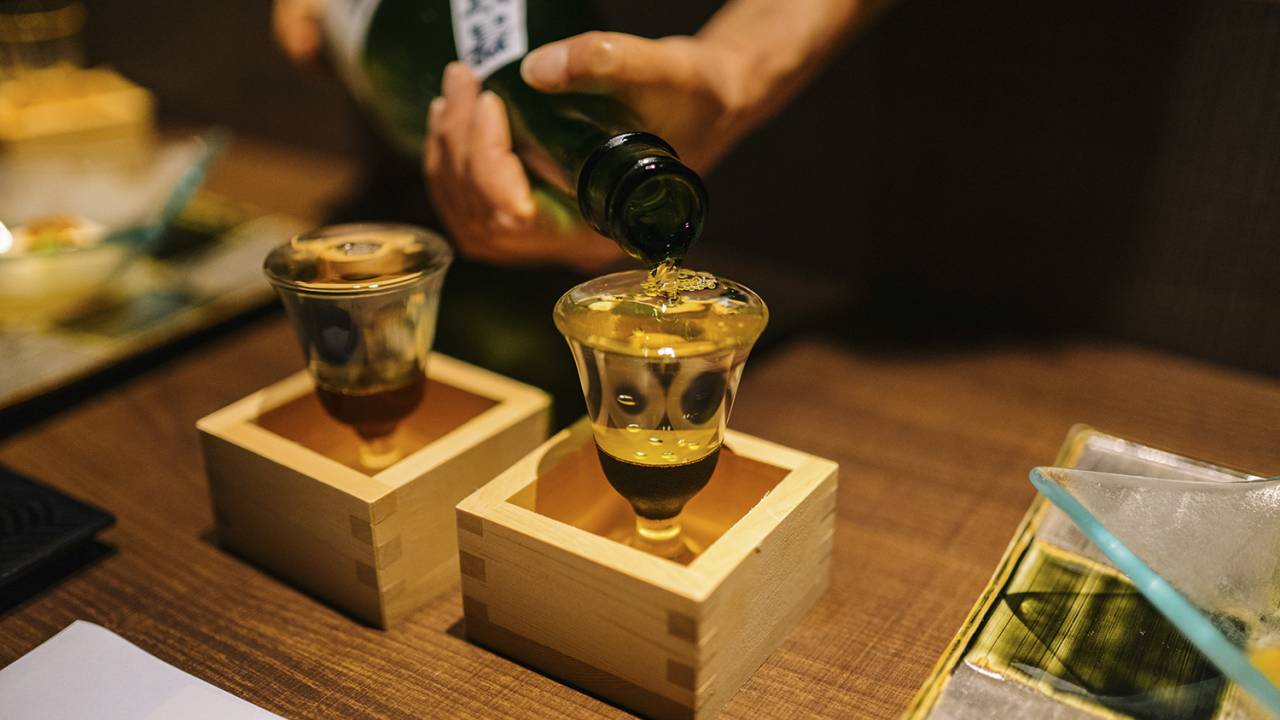 TRADIÇÃO - Barman serve a bebida em restaurante americano: deixar o copo transbordar é sinal de feliz abundância