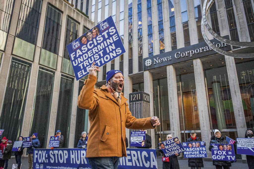 GettyImages-1247874451.jpg PROTESTO - News Corp. em Nova York: “Fascistas minam confiança na eleição”