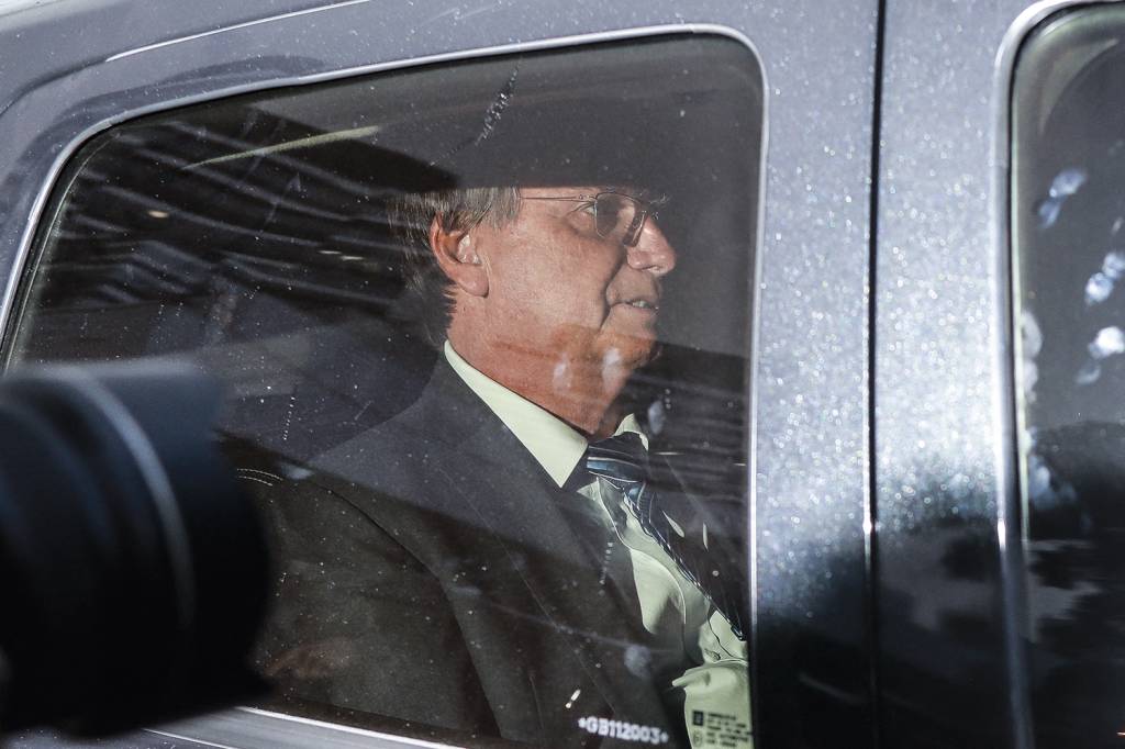JAIR-BOLSONARO-PF-SAIDA-DEPOIMENTO-2023-02.jpg ROLO DAS ARÁBIAS - Bolsonaro: depoimento à PF sobre presentes milionários