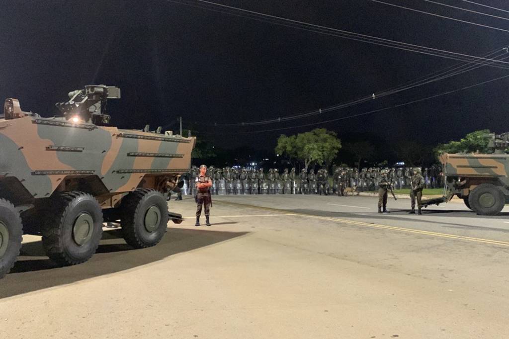 QG-EXERCITO-PM–08-DE-JANEIRO-2023-01bx.jpeg TENSÃO - Blindados: o Exército cercou a área onde estavam os manifestantes