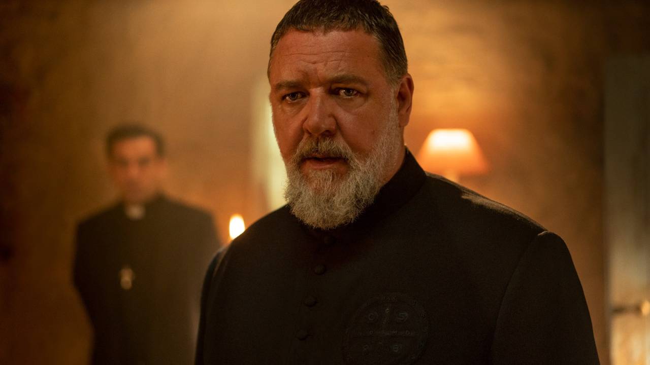 Russel Crowe como o Padre Gabriele Amorth em 'O Exorcista do Papa'