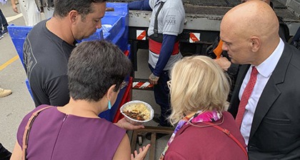 Rosa Weber e Alexandre de Moraes visitam golpistas presos na Papuda.