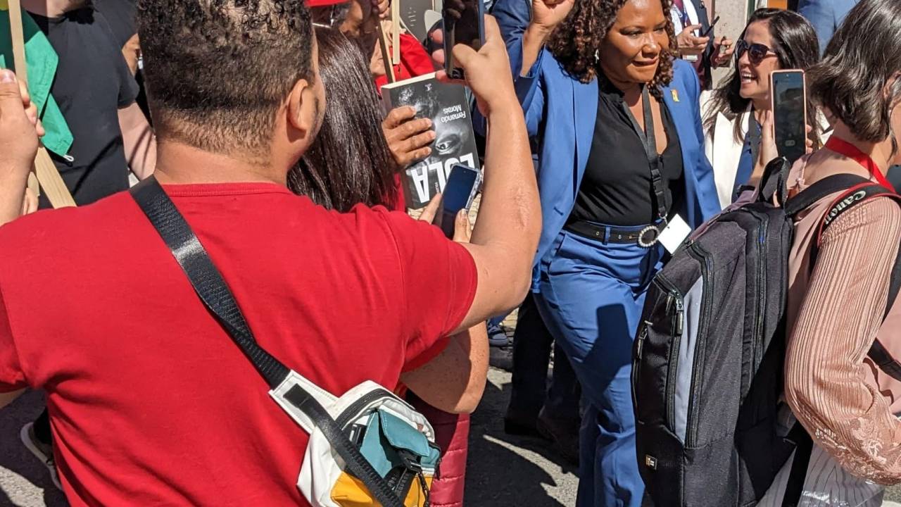 Margareth Menezes é tietada por apoiadores de Lula nas ruas de Lisboa, em Portugal