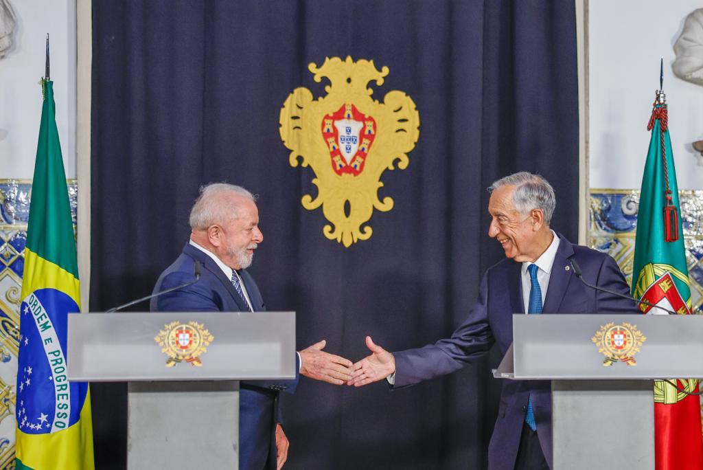 Lula e Marcelo Rebelo de Sousa apertam as mãos