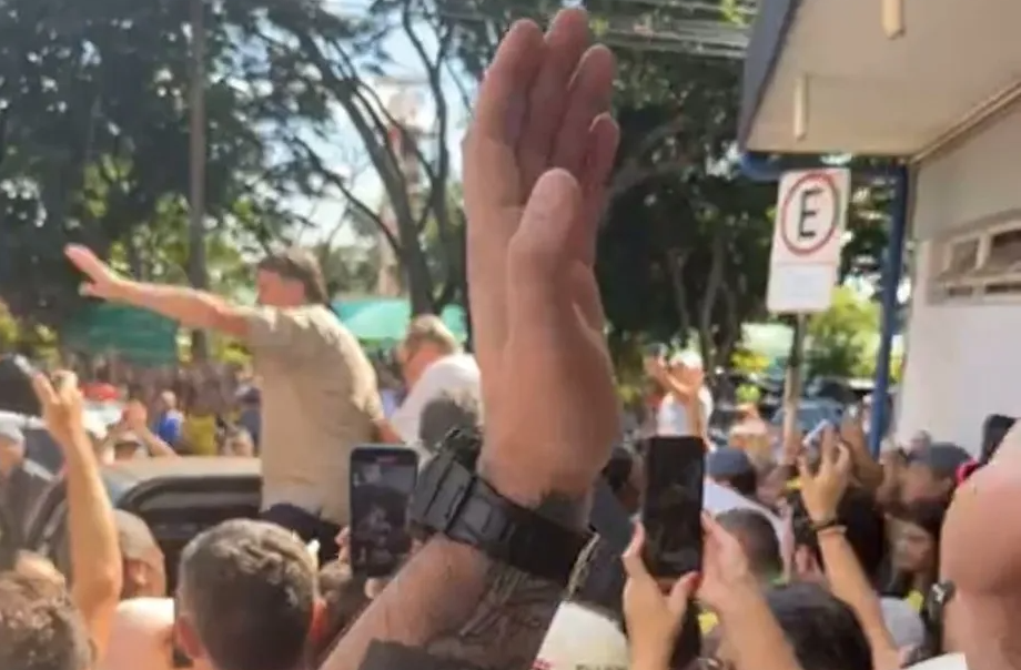 bolsonaro chega ao aeroporto reprodução