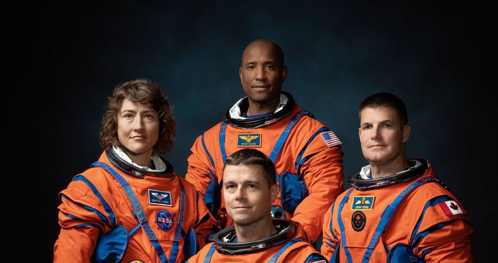 À frente, Reid Wiseman, à esquerda, Christina Koch, atrás Victor Glover e à direita, Jeremy Hansen -