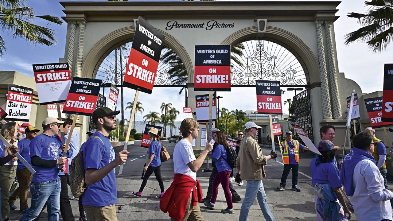 PROTESTOS - Profissionais do cinema e da TV: manifestações diárias na frente dos grandes estúdios em Los Angeles