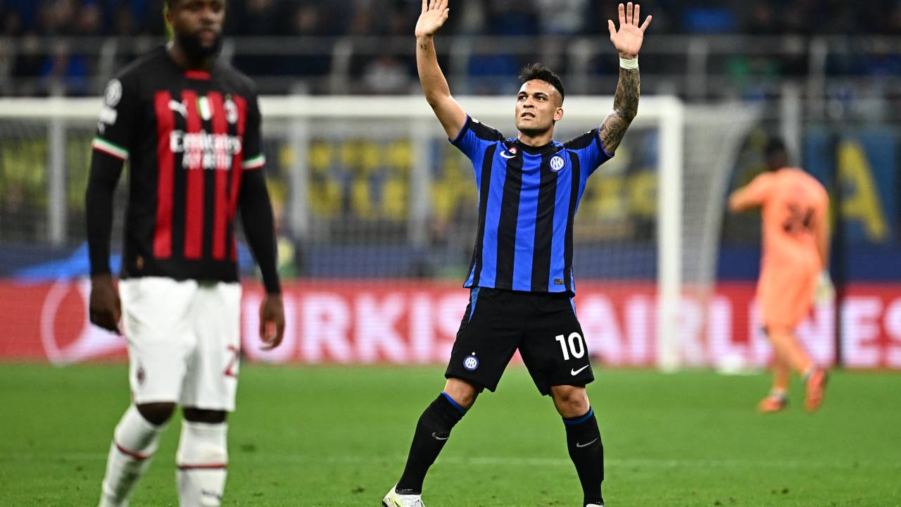 Inter Milan's Argentinian forward Lautaro Martinez acknowledges the public as he leaves the pitch to be substituted during the UEFA Champions League semi-final second leg football match between Inter Milan and AC Milan on May 16, 2023 at tyhe Giuseppe-Meazza (San Siro) stadium in Milan. (Photo by GABRIEL BOUYS / AFP)