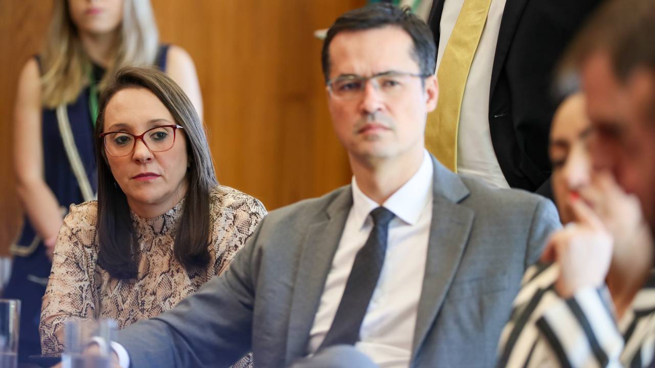 A deputada federal Renata Abreu, presidente nacional do Podemos, ao lado do deputado federal cassado Deltan Dallagnol (Podemos-PR)