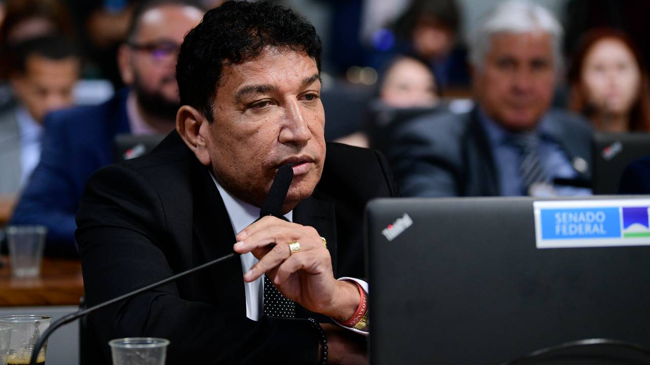 Comissão de Assuntos Econômicos (CAE) realiza reunião com 9 itens. Entre eles, o PL 334/2023, que prorroga desoneração da folha de pagamento de 17 setores até 2027. À bancada, senador Magno Malta (PL-ES) - em pronunciamento. Foto: Pedro França/Agência Senado